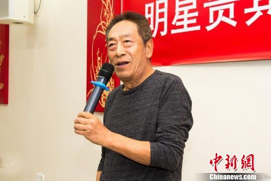 著名表演艺术家王奎荣与旅居南非的华侨华人进行了交流，并表演了一段朗诵节目。　吴勤坚 摄