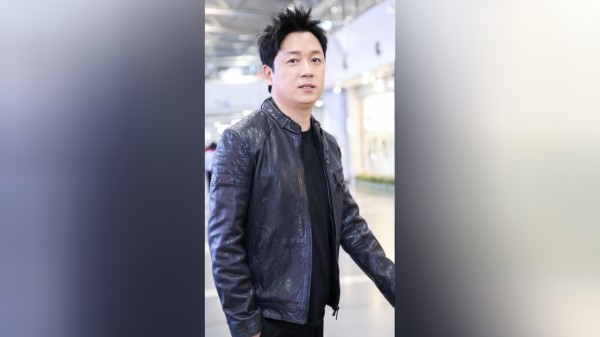 娱乐明星潘粤明炮轰伊万，一个装傻不辞职的所谓教练