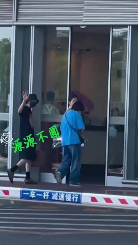 王源白发造型亮相,启程宇宙狂欢三巡<a target=