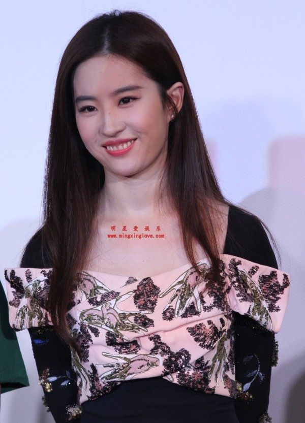 刘亦菲、李沁电影《致青春》首映礼现场活动花絮照片，性感露肩吊带裙等造型，高清4K分辨率原图无修生图下载（至尊）