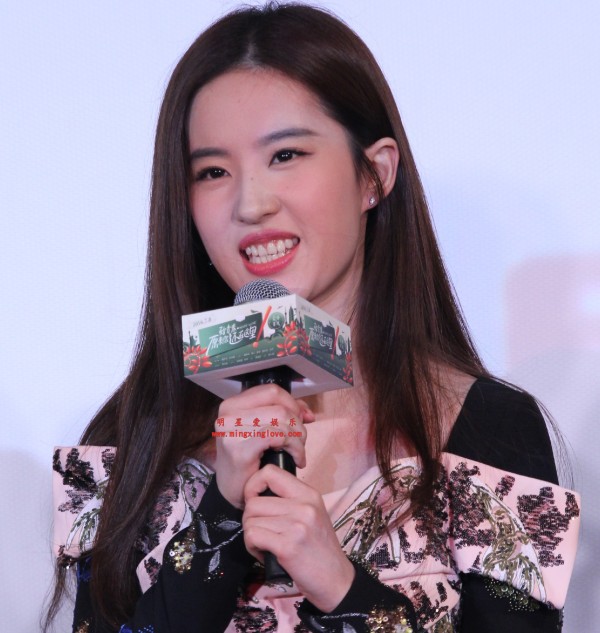 刘亦菲、李沁电影《致青春》首映礼现场活动花絮照片，性感露肩吊带裙等造型，高清4K分辨率原图无修生图下载（至尊）