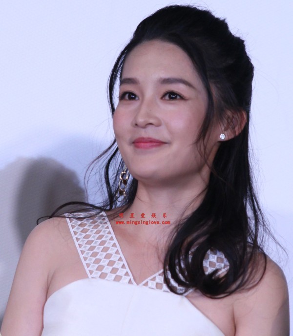 刘亦菲、李沁电影《致青春》首映礼现场活动花絮照片，性感露肩吊带裙等造型，高清4K分辨率原图无修生图下载（至尊）