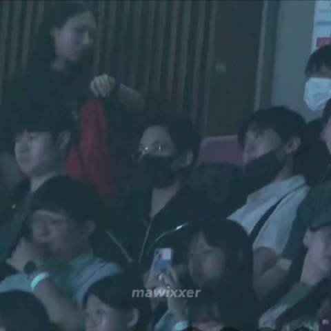 尹净汉夫胜宽同观TWS演唱会,寸头眼镜造型亮相