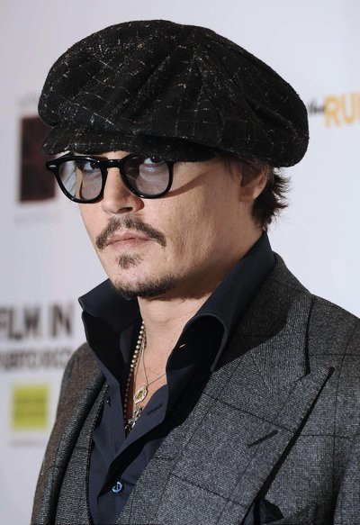 Johnny Depp，这个星球上最性感同时也最古怪的男人，眼镜已经成为他的标志，他用自己的时尚方式告诉我们什么叫做独一无二。这是我们记住他的原因，亦是爱他的原因。 