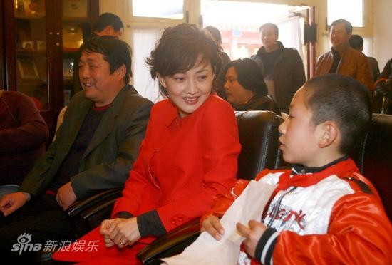 牛莉春晚大衣慈善竞拍成功不关心“诈捐门”