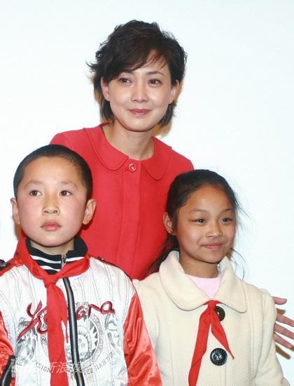 牛莉春晚大衣慈善竞拍成功不关心“诈捐门”