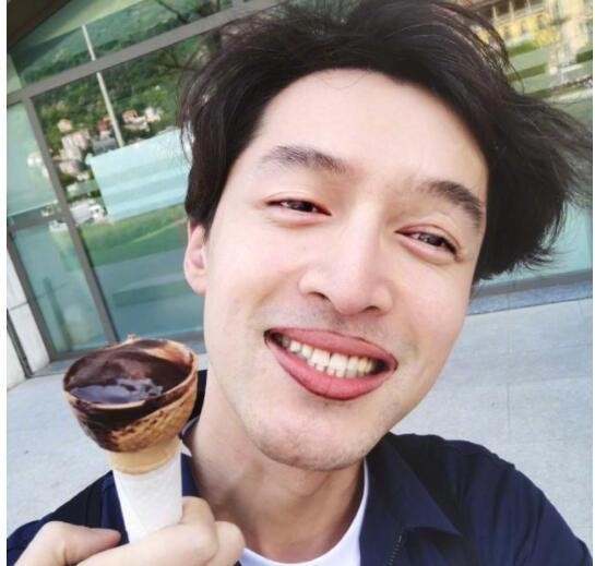 胡歌终于发自拍照了，竟然是吃冰淇淋的自拍照，网友：认清自己吧