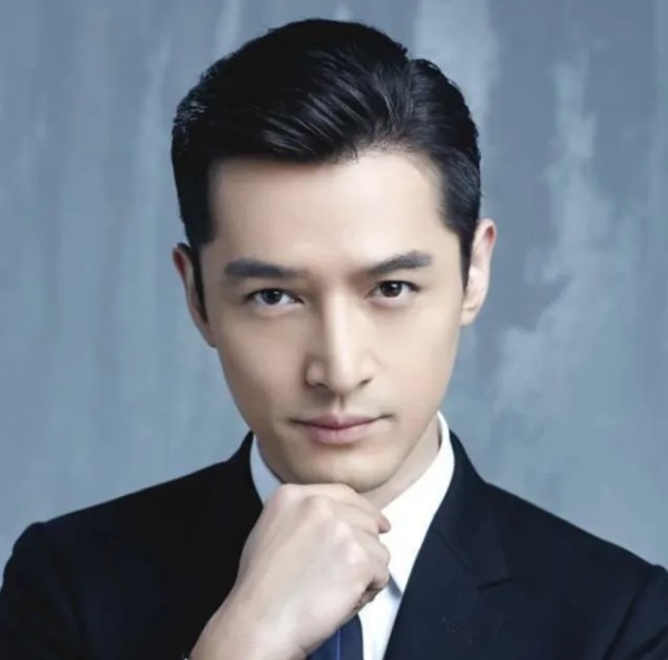 lwj3115761：在璀璨的影视界，胡歌再次闪耀。这次，他凭借出色的演技，荣获了白玉兰奖的最佳男主角，成功加冕史上最年轻的双白玉兰奖男演员的桂冠。这一成就的背后，是他无数个日夜不懈的努力与付出。

回顾去年，胡歌便已经凭借一部深入人心的作品，荣获了影帝的殊荣。他在影片中的精湛表演，赢得了观众和评委们的一致好评。而今年的白玉兰奖，他再次以出色的表现，征服了所有的观众和评委，成功摘得视帝的桂冠。

...
