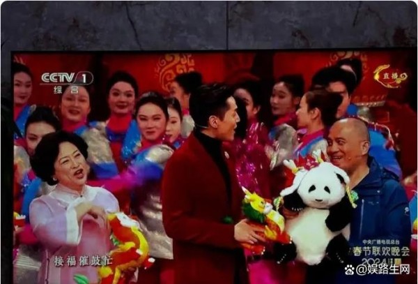 胡歌杨幂唐嫣春晚《鼓舞龙腾》，都选择红色系穿搭，喜庆又惊艳