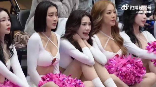 拉拉队还得看韩国