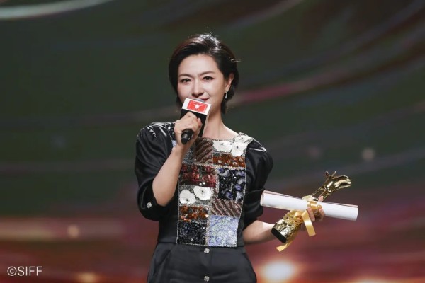 演员万茜在领奖时激动落泪