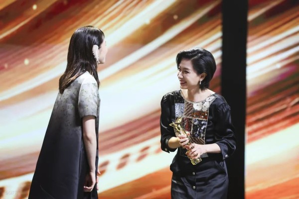 日本演员长泽雅美为万茜颁奖