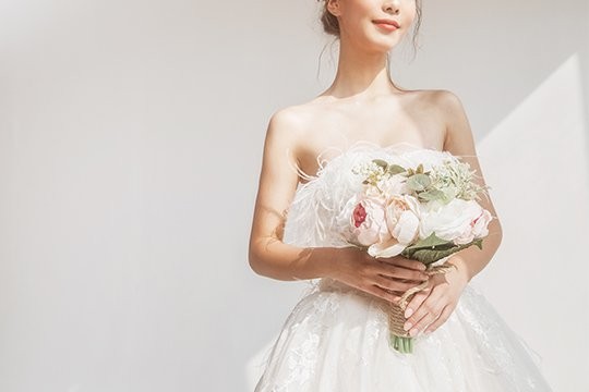 轻婚纱：爱情与浪漫的象征，轻盈设计展现迷人线条美
