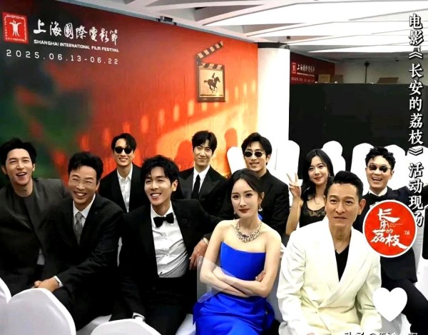 三明星合影微动作解析刘德华被靠无动张若昀方向露馅C位争夺引关