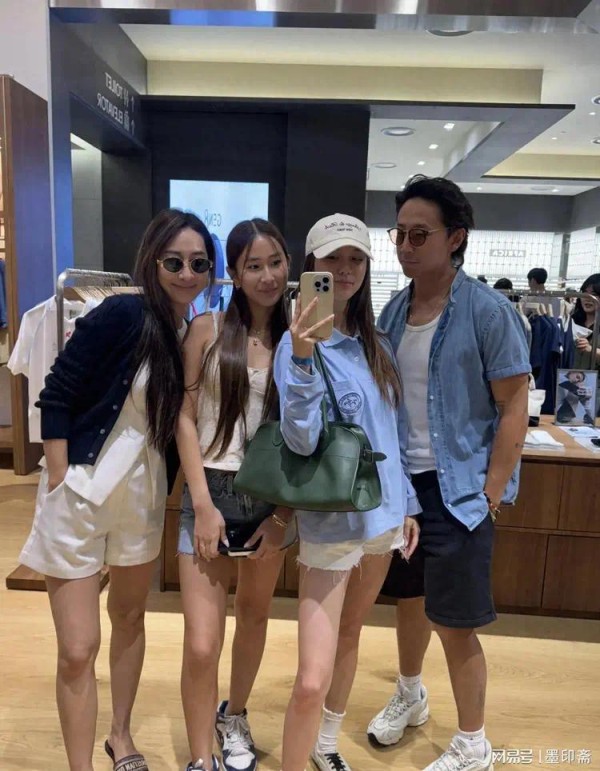吴千语和闺蜜在香港逛街，老公施伯雄陪伴在侧，两人看起来好甜蜜