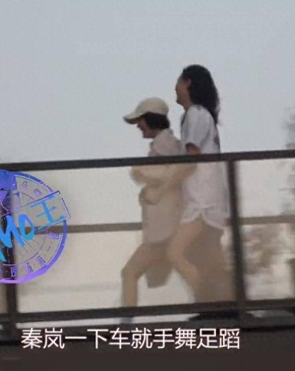魏大勋接秦岚回家，魏爸当司机？网友：“这波稳了，坐等官宣！”