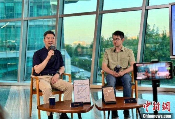 译者带领读者走进诺奖热门候选作家克尔特雷斯库的《感伤》