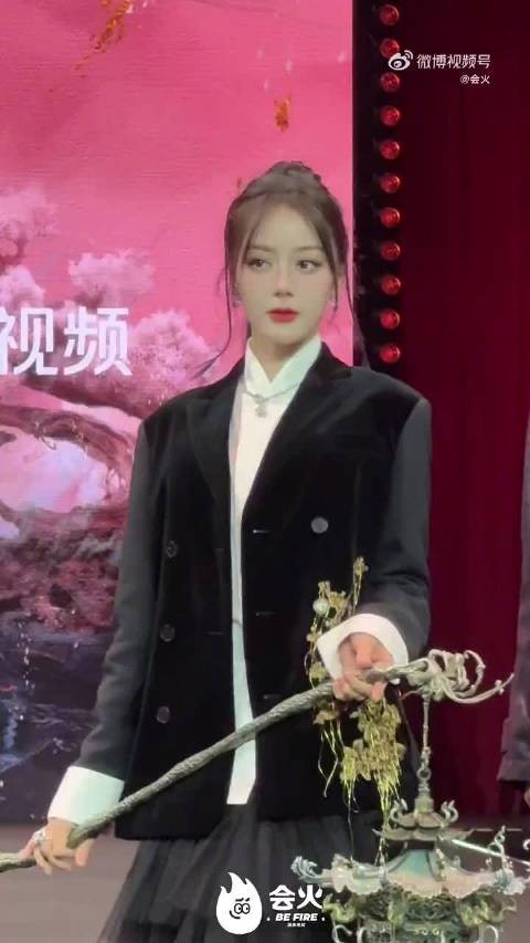 迪丽热巴高马尾紫瞳造型亮相，暗黑鬼王气场全开