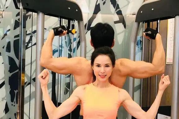 65岁张丰毅健身照惊艳全网，这“麒麟臂”太强悍了！