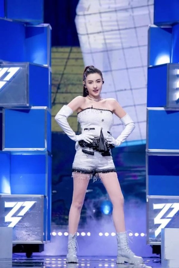 “最美星女郎”张柏芝晒健身照，年逾40岁依旧动人，身体状态极佳
