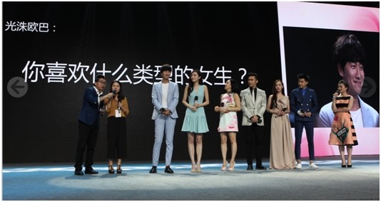 几位明星与粉丝在现场互动答题