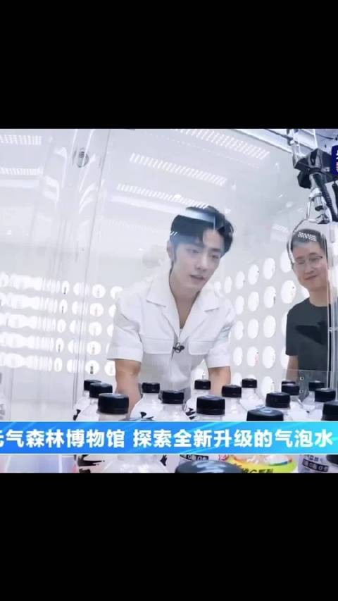 这个娃娃机肯定是放水了，抓一次就中，大帅哥嘛就不一样