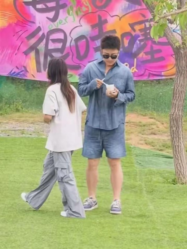 李小璐贾乃亮合体！陪甜馨过六一，女儿像妈妈，网友呼吁复婚吧