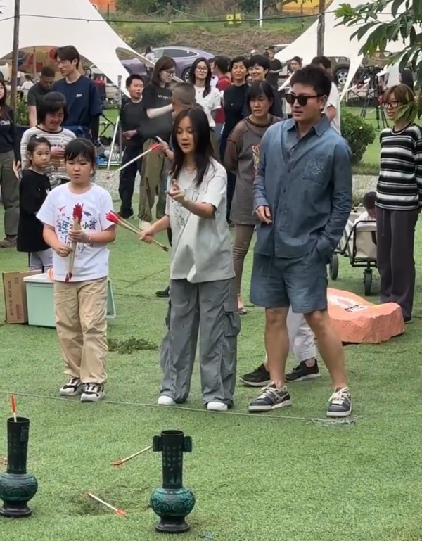 贾乃亮李小璐合体带娃，两人一起陪甜馨过六一，女方为避嫌全程隐身