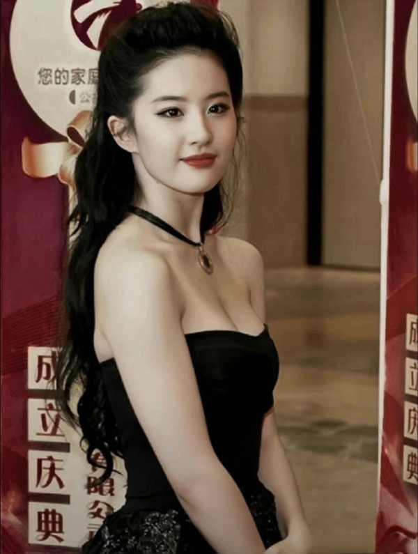 刘亦菲海外担任旅游大使，多套服装尽显美态，城堡公主即视感