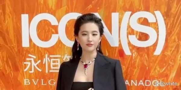 演员刘亦菲逛街做美容，劳逸结合状态佳
