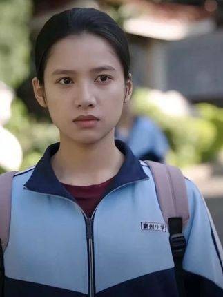 女生才刚踏出校园门口,便撞见了一个街头混混