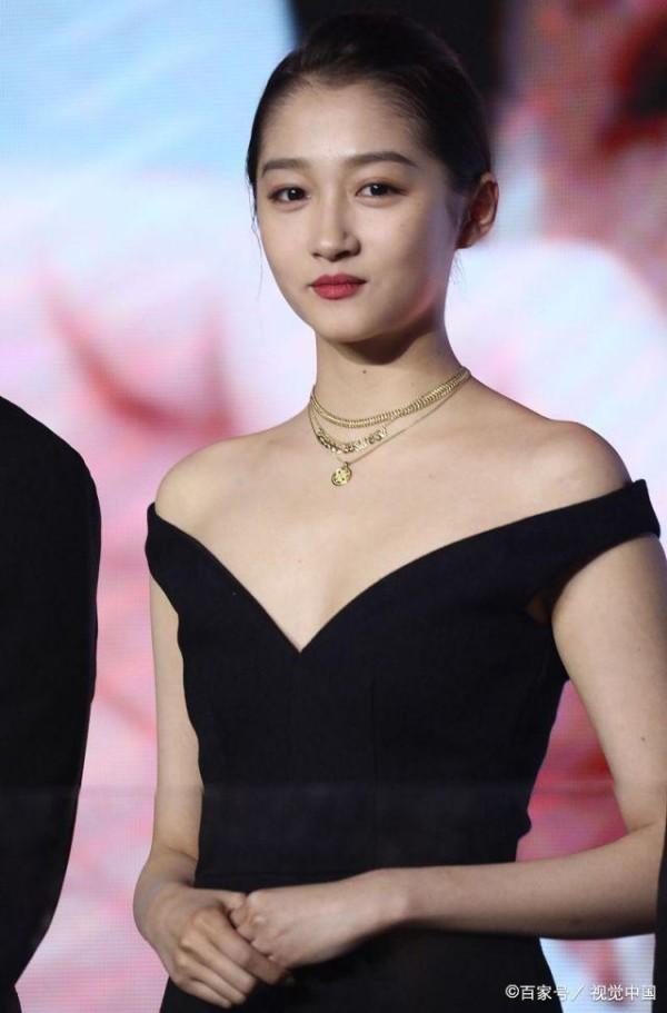 22岁女星关晓彤获颁90后健康榜样大奖，吴磊郭麒麟同台领奖