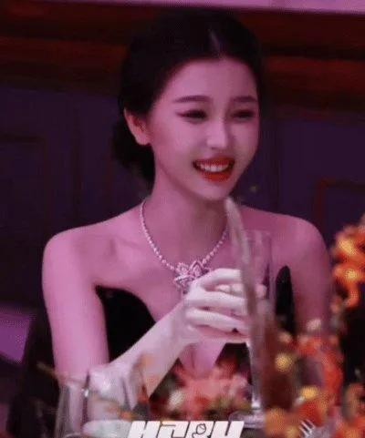 上海这一夜，迪丽热巴美得不像真人，赵露思、鞠婧祎都沦为陪衬