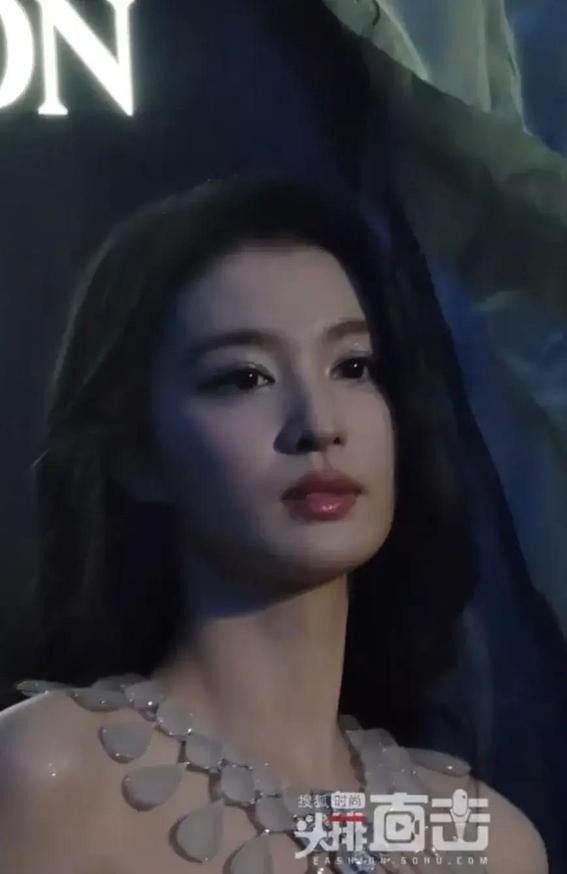 肖战压轴亮相晚宴，和周冬雨同框被总裁礼待，富婆们集体上前拍照
