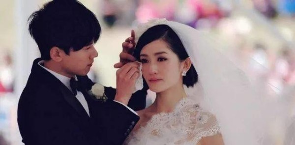 谢娜回忆八年前婚礼遗憾，婚礼结束后才发现，当场哭了