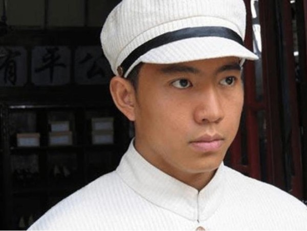 少年成名，35岁因拍戏坠马瘫痪，怀孕女友不离不弃，遗憾未办婚礼