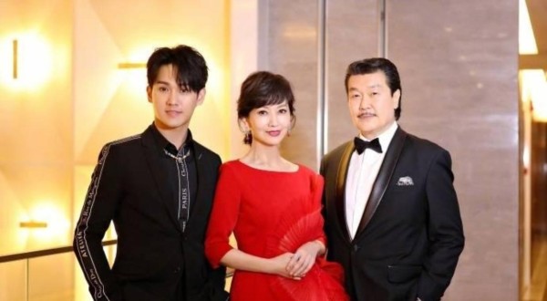 演员家庭三口皆艺人，黄锦燊一家星光耀眼