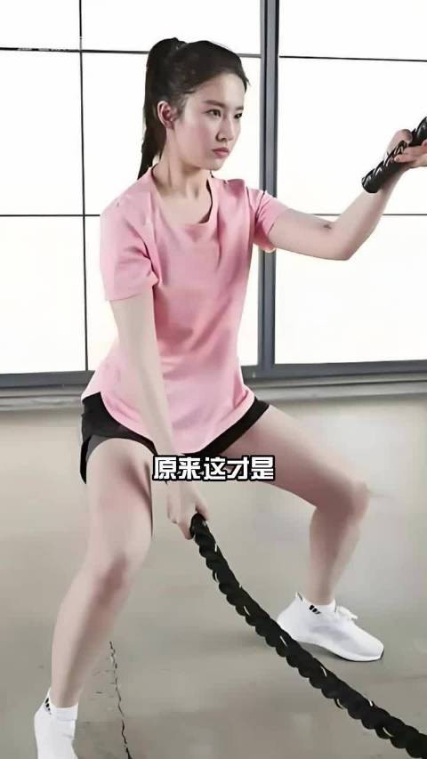 刘亦菲罕见短裙造型引热议,下半身曝光成焦点