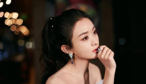 曾被冯小刚看不上，她凭一己之力翻身，现身家3亿200万豪车仅代步-有驾