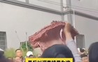 自贡小学给学生吃臭肉细节曝光：家长围堵送肉车保留证据