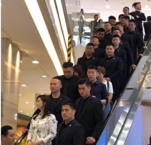 明星平时怎么出门，明星出门都有保镖吗？