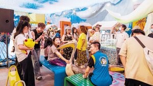 　　游客与人气动物明星互动。本报记者 赵亮摄