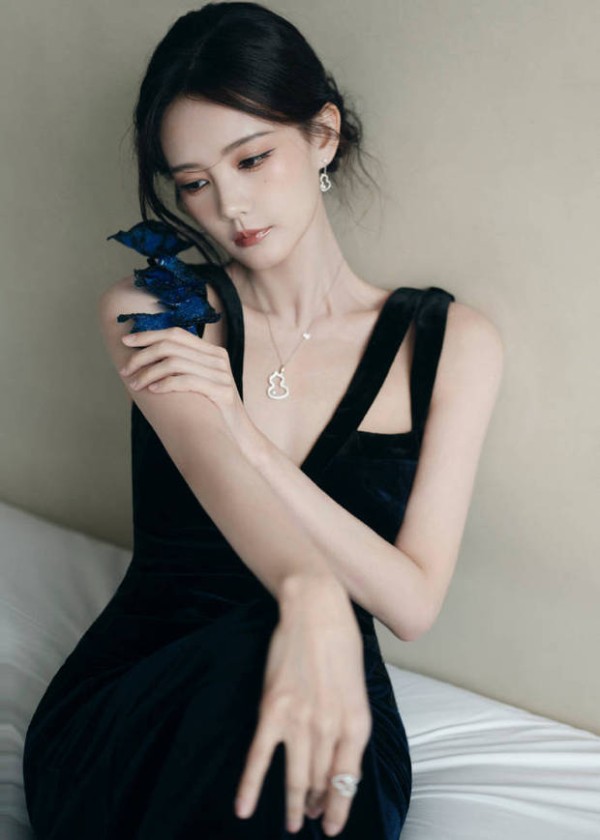 搜狐娱乐讯 6月23日，李一桐现身上海影视剧活动。