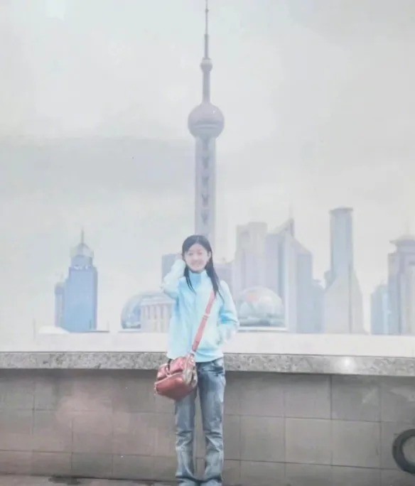 赵丽颖早期在上海明珠塔前留影曝光，网友：经年之后，你且看她
