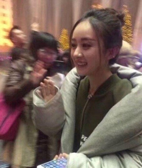 赵丽颖早年生图曝光，在路人的抓拍下，再糊的图也挡不住她的美貌