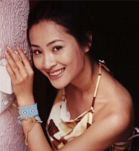 她毕业于北电96级明星班，出道多年不温不火，如今45岁婚姻幸福