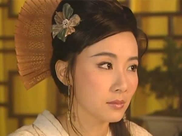 她毕业于北电96级明星班，出道多年不温不火，如今45岁婚姻幸福