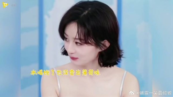 赵丽颖真装不了一点？直播主持人狂夸卖货，她表情快碎了我笑死！