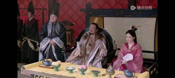 张瀚新剧《流光引》片场展骑射技艺,一箭命中靶心