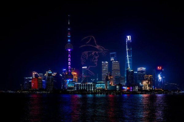 Ralph Lauren在首映礼前夕在外滩安排精彩的架无人机灯光表演。Photo Courtesy of Ralph Lauren